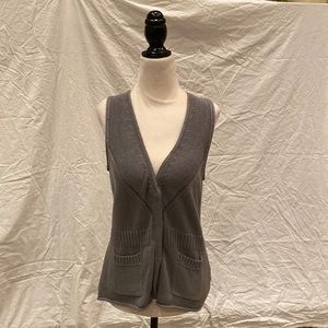 Banana republic sweater vest with pockets and snap closure